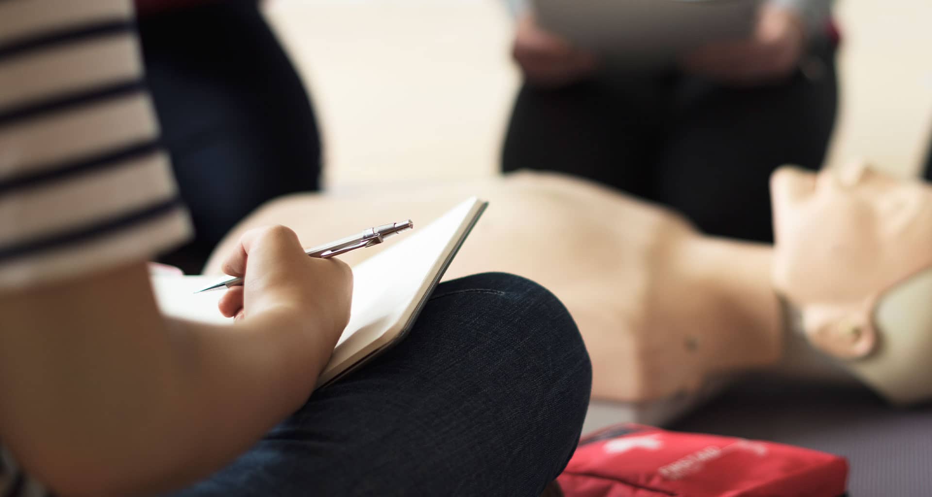 Ein professioneller Dozent unseres Partners Erste-Hilfe-NB erklärt unseren Fahrschülern anschaulich die notwendigen Schritte