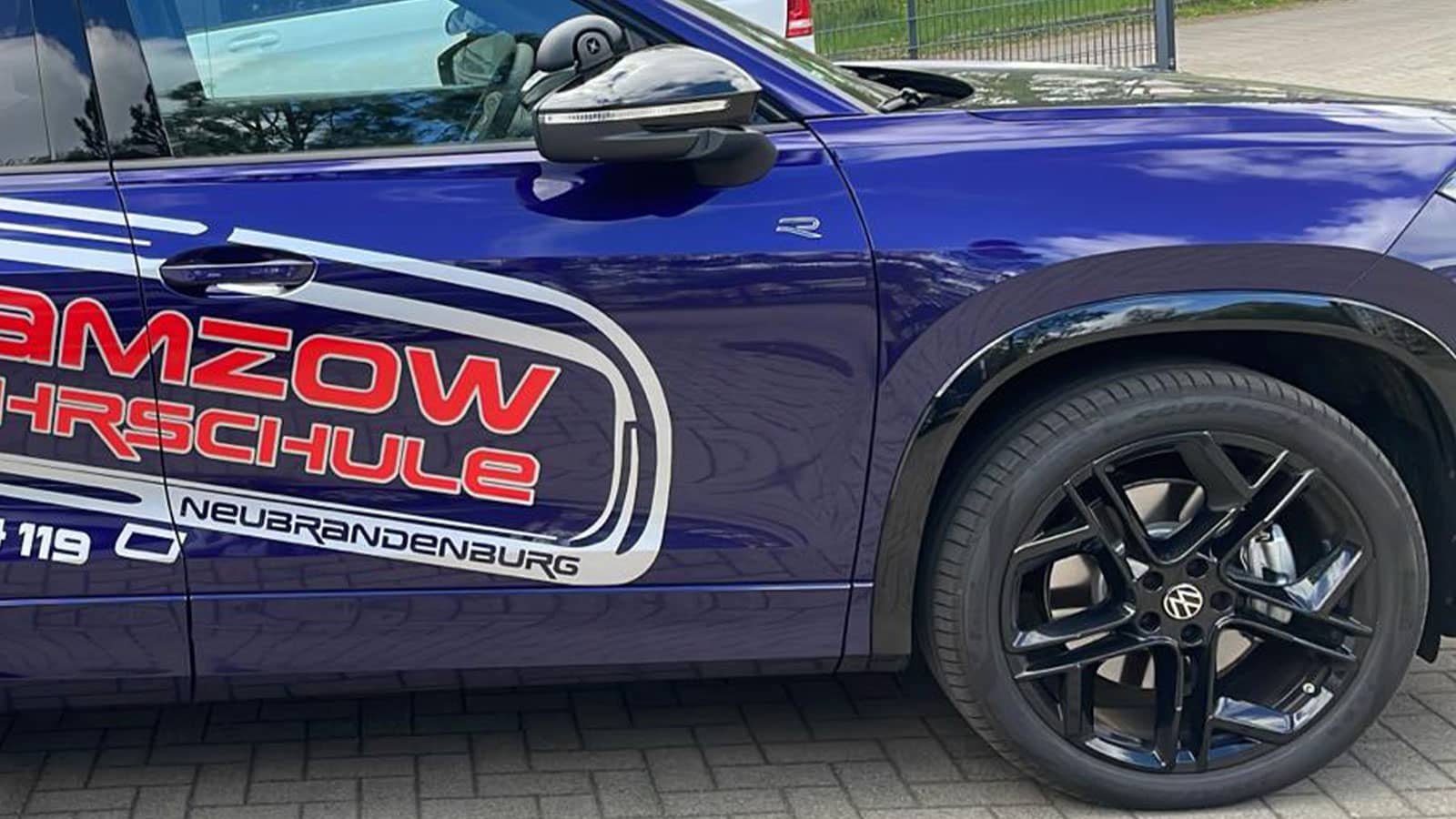 Die elegante Seitenansicht des neuen VW Tayron in Silber, der als unser neues Fahrschulauto im Einsatz ist.