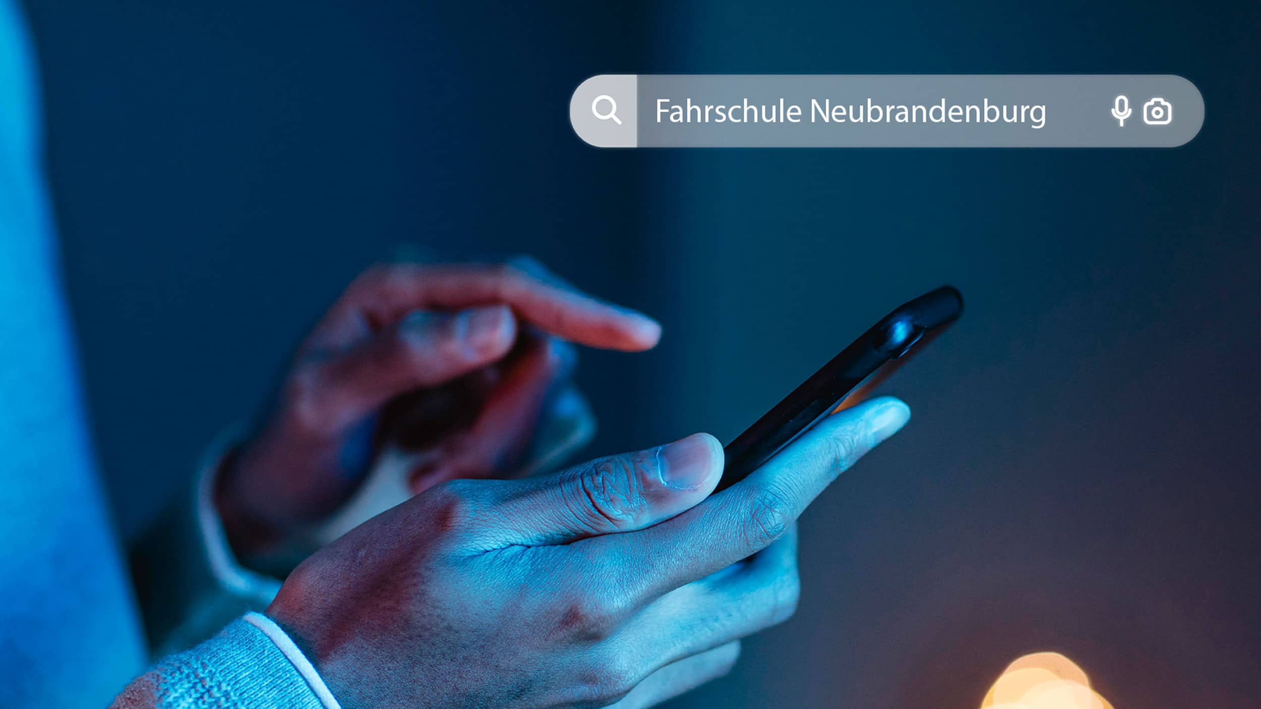 Ein Fahrschüler sucht aktiv nach Fahrschulen um die beste Fahrschule in Neubrandenburg zu finden.