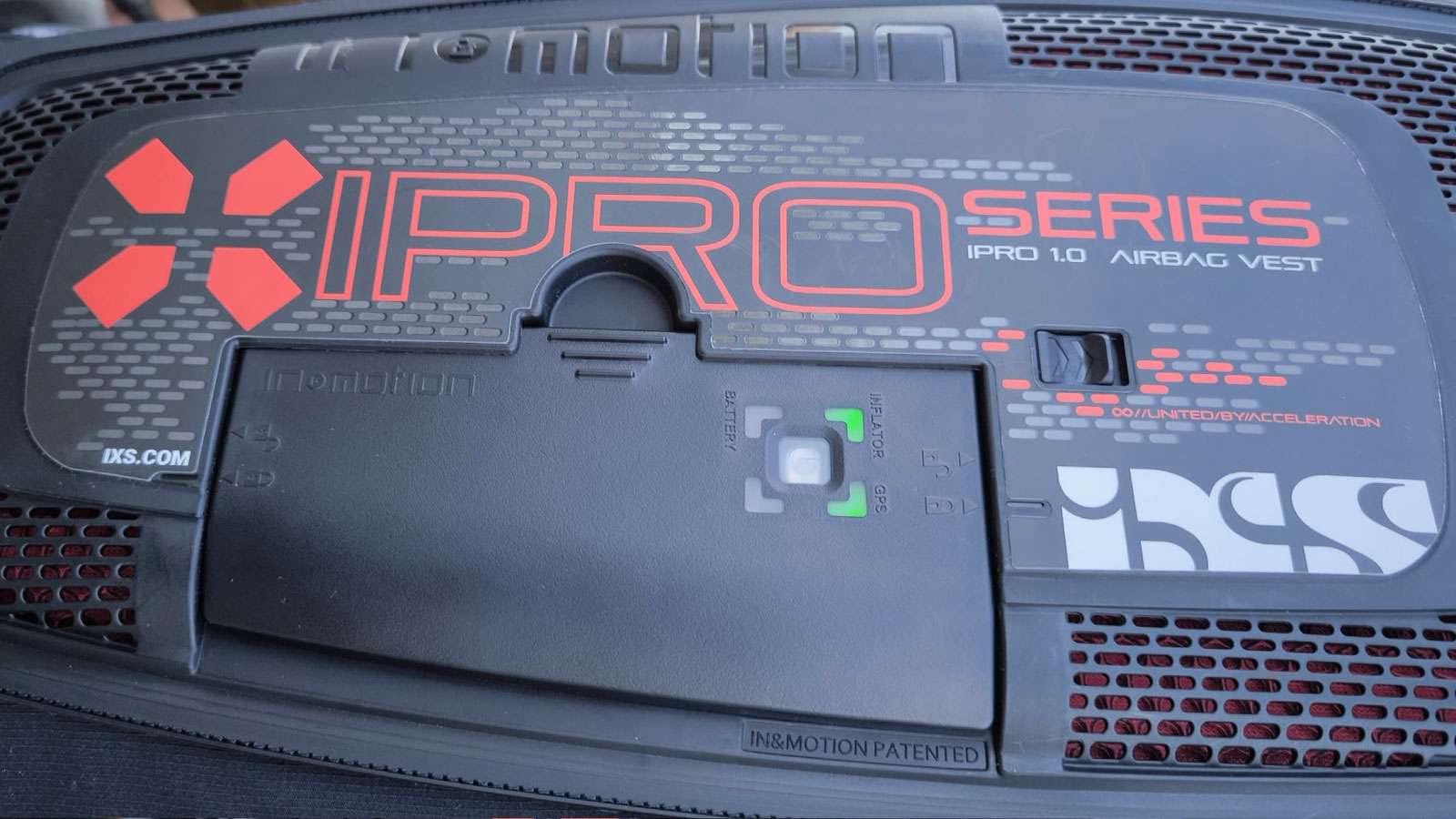 Frontansicht der IXS IPRO 1.0 Airbag-Weste, welche die lebenswichtigen Bereiche des Oberkörpers unserer Motorrad-Fahrschüler schützt.