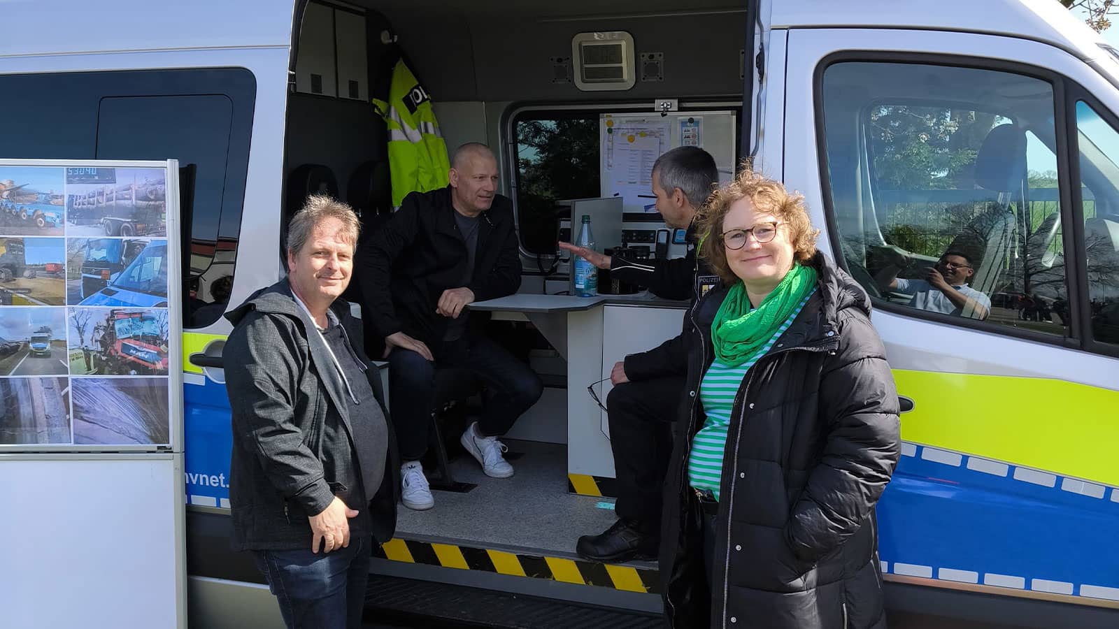 Der Informationsstand der Verkehrswacht Mecklenburg-Strelitz, die über Verkehrssicherheit informierten.