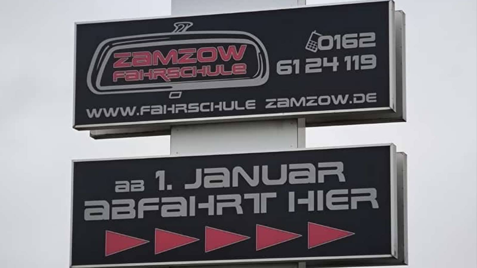 Wegweiser zum neuen Standort der Fahrschule Zamzow in Neubrandenburg