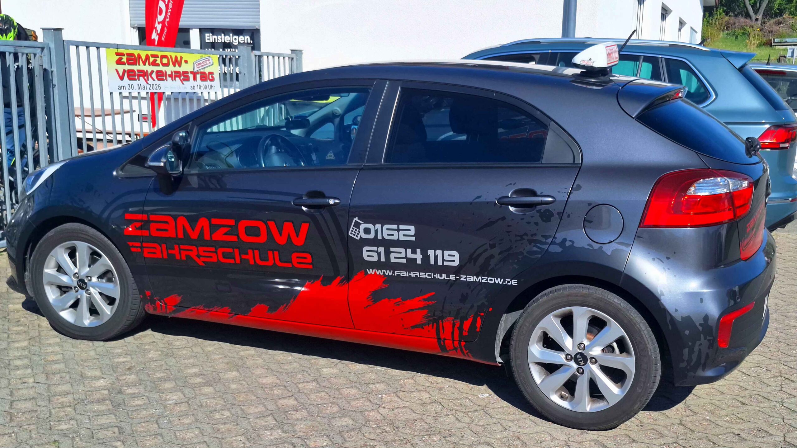 Das kompakte Fahrschulauto Kia Rio der Fahrschule Zamzow in Neubrandenburg.