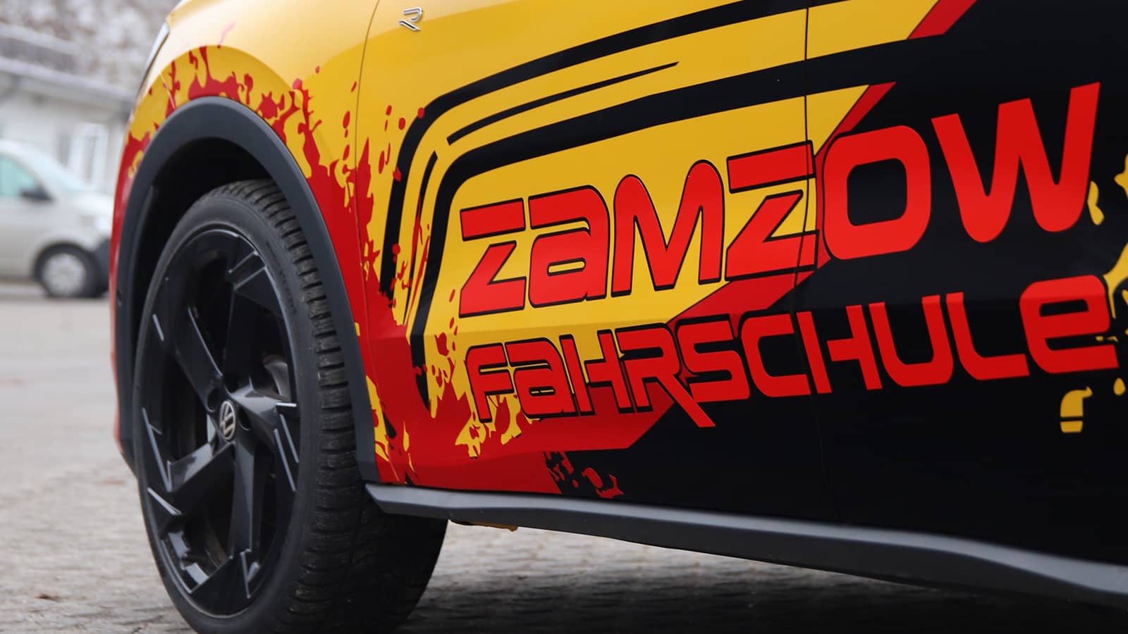 Der T-Roc im Deutschland-Design als Fahrschulfahrzeug in Neubrandenburg