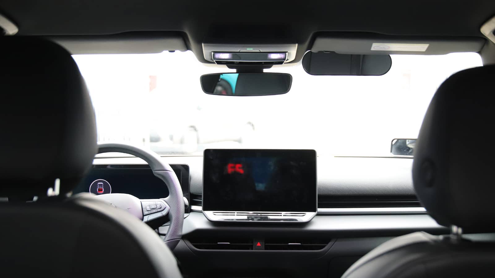 Fahrer-Cockpit des VW T-Roc: Multifunktions-Lederlenkrad und großes Digitaldisplay im modernen Innenraum der Fahrschule Zamzow